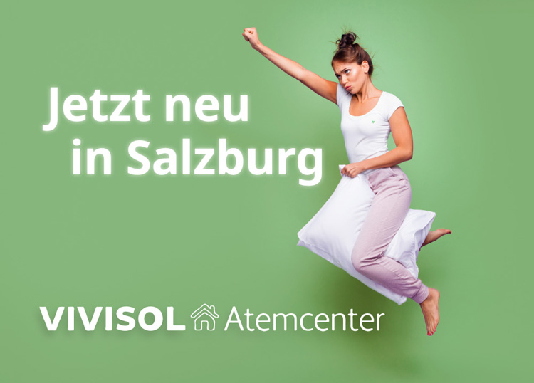 Werbemotiv für die Neueröffnung des VIVISOL Atemcenters in Salzburg. Eine junge Frau springt freudig mit einem Kissen in der Hand auf grünem Hintergrund, was neuen Schwung und erholsamen Schlaf symbolisiert.