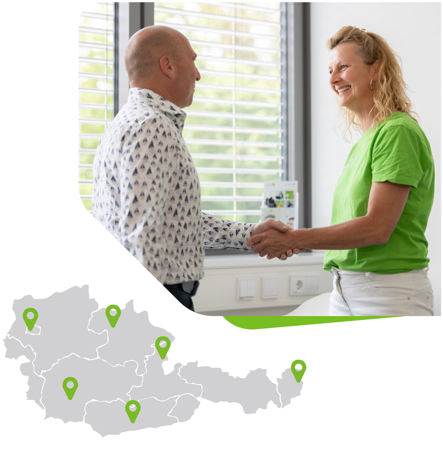 Eine lächelnde, blonde VIVISOL-Mitarbeiterin im grünen Shirt gibt einem männlichen Patienten die Hand