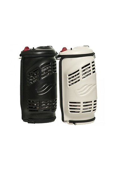 Zwei kompakte, tragbare HighFlow Stroller Flüssigsauerstoffbehälter von CAIRE Inc., einer in Schwarz, einer in Weiß. Die Geräte verfügen über ein robustes Gehäuse mit Belüftungsschlitzen und sind ideal für die mobile Sauerstofftherapie mit hohem Durchfluss konzipiert.