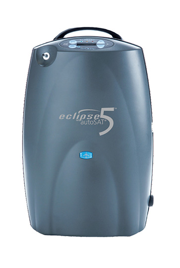 Der dunkelgraue, transportable Eclipse 5 autoSAT Sauerstoffkonzentrator. Das Gerät verfügt über einen Tragegriff und eine kompakte Bauweise, was die hohe Leistungsfähigkeit und Mobilität für Patienten im Alltag und auf Reisen symbolisiert.