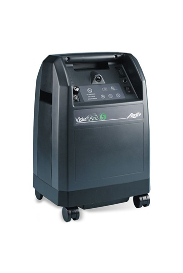 Der schwarze, auf Rollen stehende VisionAire® 5 Sauerstoffkonzentrator. Das Bild zeigt die kompakte Bauweise und die Bedienelemente des Gerätes, das für den kontinuierlichen Einsatz in der häuslichen Sauerstofftherapie bestimmt ist.