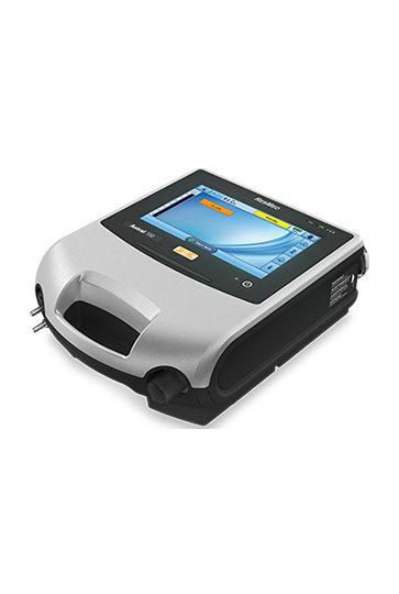 Das moderne, kompakte und mobile Beatmungsgerät Astral 150. Das Gerät hat ein helles Display und einen stabilen grauen Griff, was seine Eignung für die mobile, invasive und nicht-invasive Beatmung in der Langzeitversorgung symbolisiert.