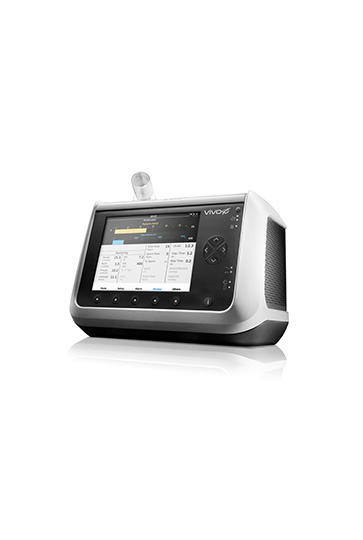 Das moderne Beatmungsgerät Vivo 45 LS. Das kompakte, weiß-graue Gerät verfügt über ein großes Farbdisplay, das klinische Messwerte und Monitoring-Funktionen anzeigt. Das Gerät ist für die mobile, außerklinische Beatmung mit Fokus auf Flexibilität konzipiert.