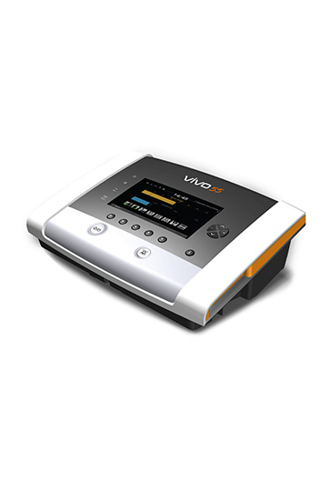 Das moderne Beatmungsgerät Vivo 55. Das kompakte, weiß-orange-graue Gerät verfügt über ein großes Display zur Anzeige der Monitoring-Funktionen und ist für die sichere und komfortable außerklinische Beatmung von Patienten konzipiert.