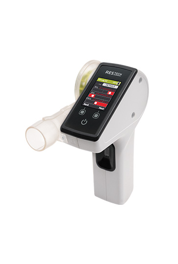 Die Frontansicht des weißen, tragbaren Resmon First Mini-Oszillometers. Das helle Farbdisplay zeigt klinische Ergebnisse und Messwerte der Oszillometrie (FOT) an. Das Gerät dient der schnellen und genauen Lungenfunktionsdiagnostik.