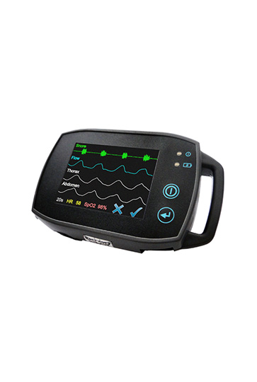 Das SOMNOtouch™ RESP Diagnostikgerät, das kleinste und leichteste am Markt. Das kompakte, schwarze Gerät liegt in einer Hand und zeigt ein farbiges Touchscreen-Display mit hochauflösender Signalanzeige, was den hohen Patientenkomfort und die einfache Handhabung symbolisiert.