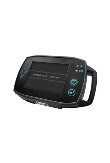 Das schwarze, kompakte SOMNOtouch™ RESP eco Diagnostikgerät. Das Gerät besitzt ein schlichtes, robustes Design mit zwei Folientasten und einem Display, das den Gerätenamen anzeigt. Es ist ideal für eine solide und einfache Schlafdiagnostik im häuslichen Umfeld.