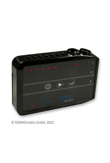 Das schwarze, kompakte SOMNO HD eco Diagnostikgerät von SOMNOmedics. Das Gerät zeigt rote Status-LEDs und hat einfache Bedienknöpfe (Play, Stopp, Zurück). Es ist ein robuster, kosteneffizienter Polygrafie-Screener für die ambulante Schlafdiagnostik.