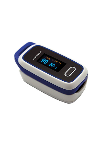 Das kompakte, blau-weiße HbO-Smart Fingerspitzen-Pulsoximeter. Das Display zeigt die Sauerstoffsättigung (SpO₂) und die Pulsfrequenz an und ist ideal für die tägliche nicht-invasive Spot-Check Messung im häuslichen Umfeld.